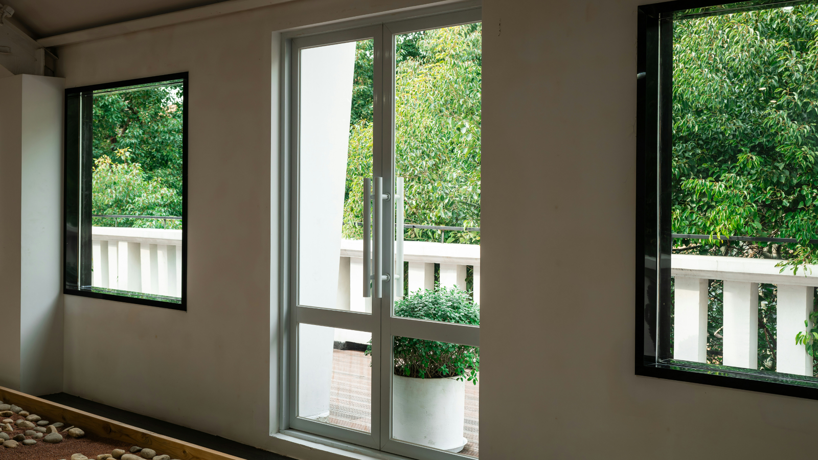 House with well-maintained, clean window surfaces