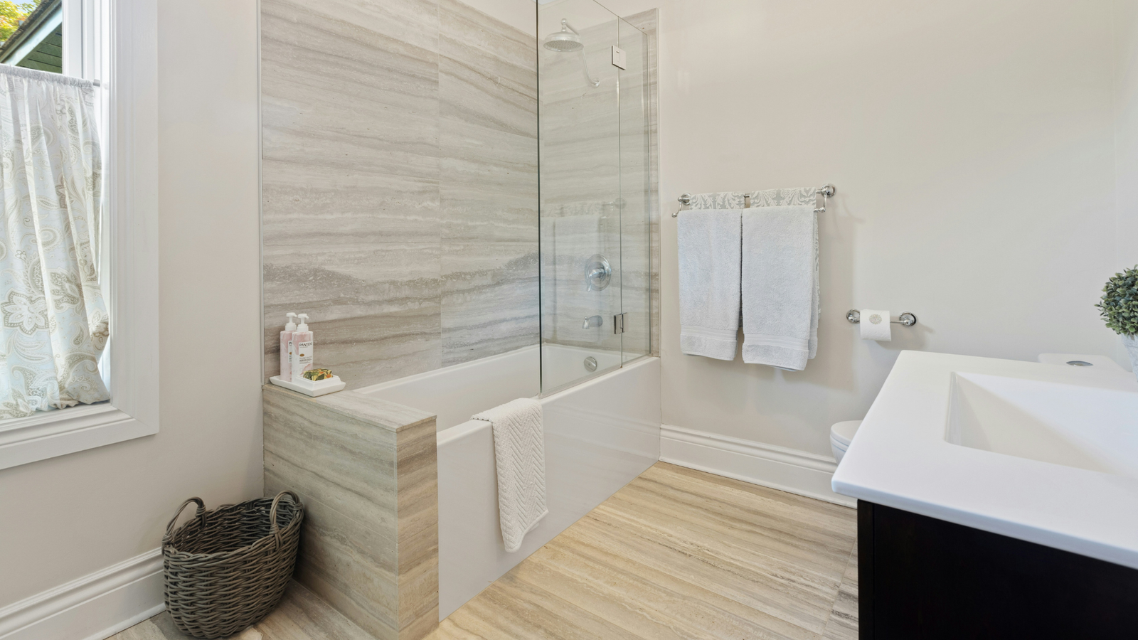 Well-maintained bathroom after deep cleaning