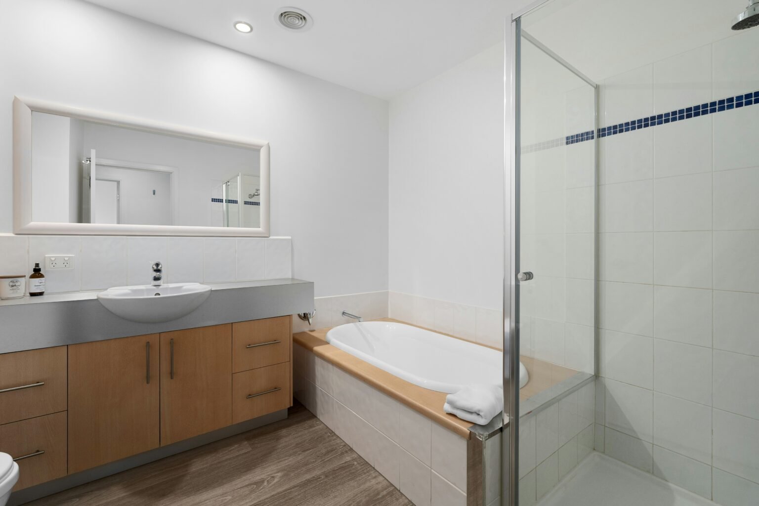 a bathroom that has been thoroughly cleaned. tidy and spotless.