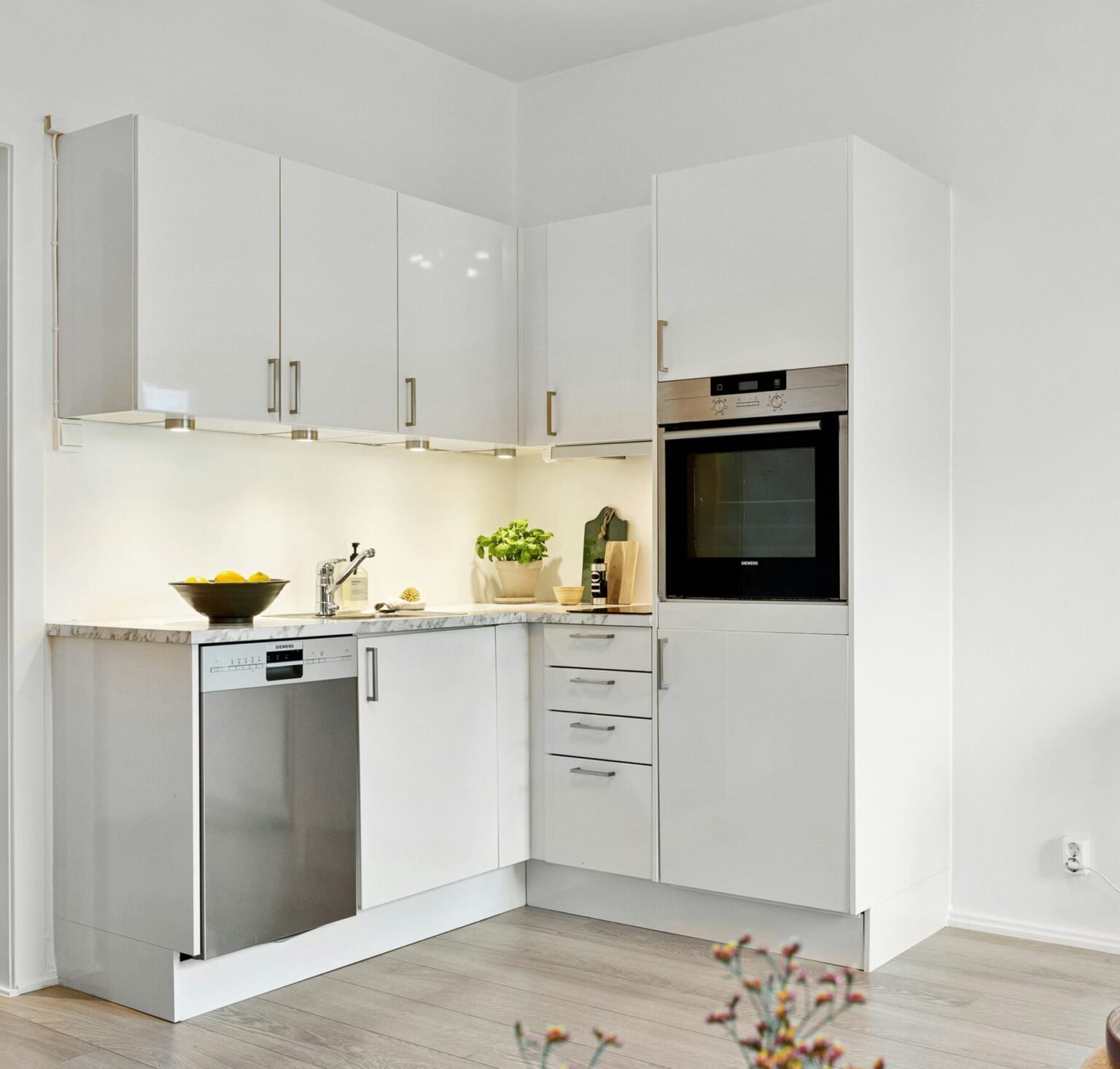 pristine kitchen after a professional cleaning service