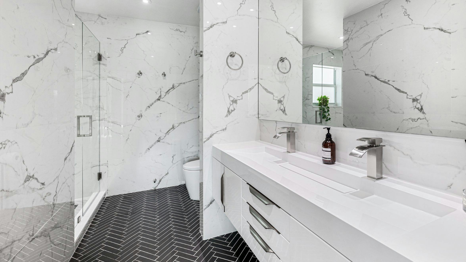 Apartment bathroom after a deep cleaning