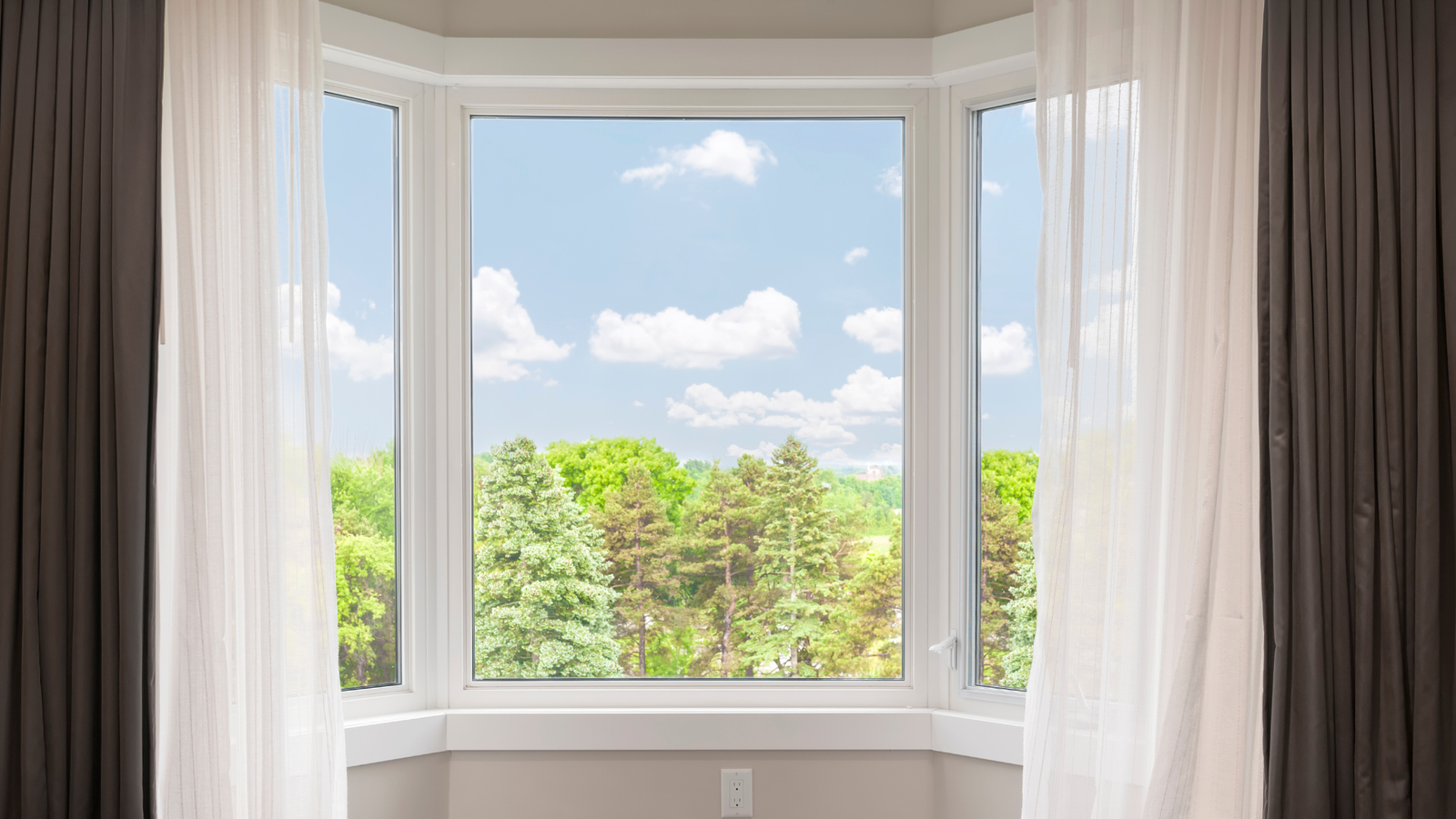 Home window after a cleaning done by experts